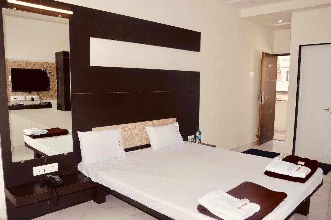 Hotel Mangalam Kurandvad Eksteriør bilde